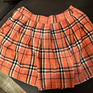 Kjol - Hel ny kjol med prislapp kvar. Dragkedja i midjan. Storlek XL Nypris 229 kr