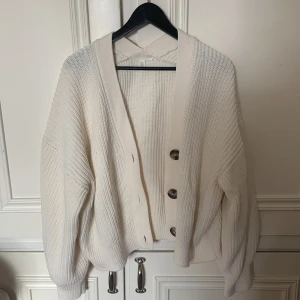 Kofta  - Säljer nu denna fina kofta från H&M, jag har använt den kanske 5-6 gånger men inte riktigt min stil. Inte en skråma på den, den ser helt ny ut.