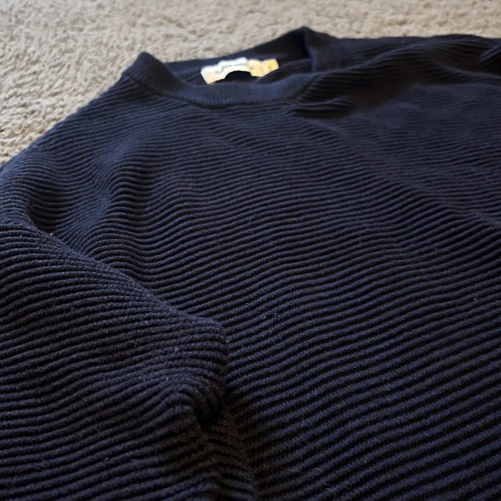 Mörkblå stickad tröja i storlek M. . Tröjor & Koftor.