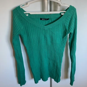 Fin Stickad tröja  - Denna fina stickade tröja, perfekt till hösten. Strl: S. Grön färg. Mjukt och skönt tyg. 