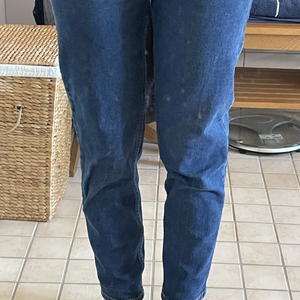 Jeans med rak passform i en mörkblå tvätt. Jag är 166 och dom passar på längden. Mycket bra skick. Köpta för 500kr 🎀Skriv gärna för fler bilder 💖. Jeans & Byxor.