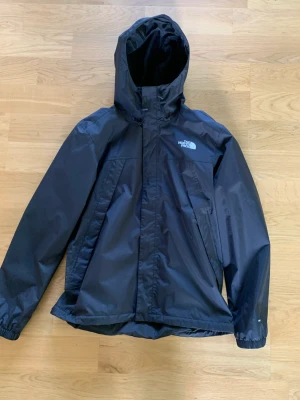 North Face Jacka - Helt ny North Face jacka som jag säljer på grund av att den är lite stor.  Aldrig använd, storlek M. Lite stor i storleken.