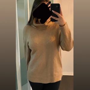 Stickad polo tröja - Stickad polotröja ifrån Lager157. Den är i M men passar även L. Väldigt stretchig, mysig och skön nu när det börjar bli lite kallare. Använd några gånger men kommer inte till användning längre. Den har även en liten slits på båda sidorna. 