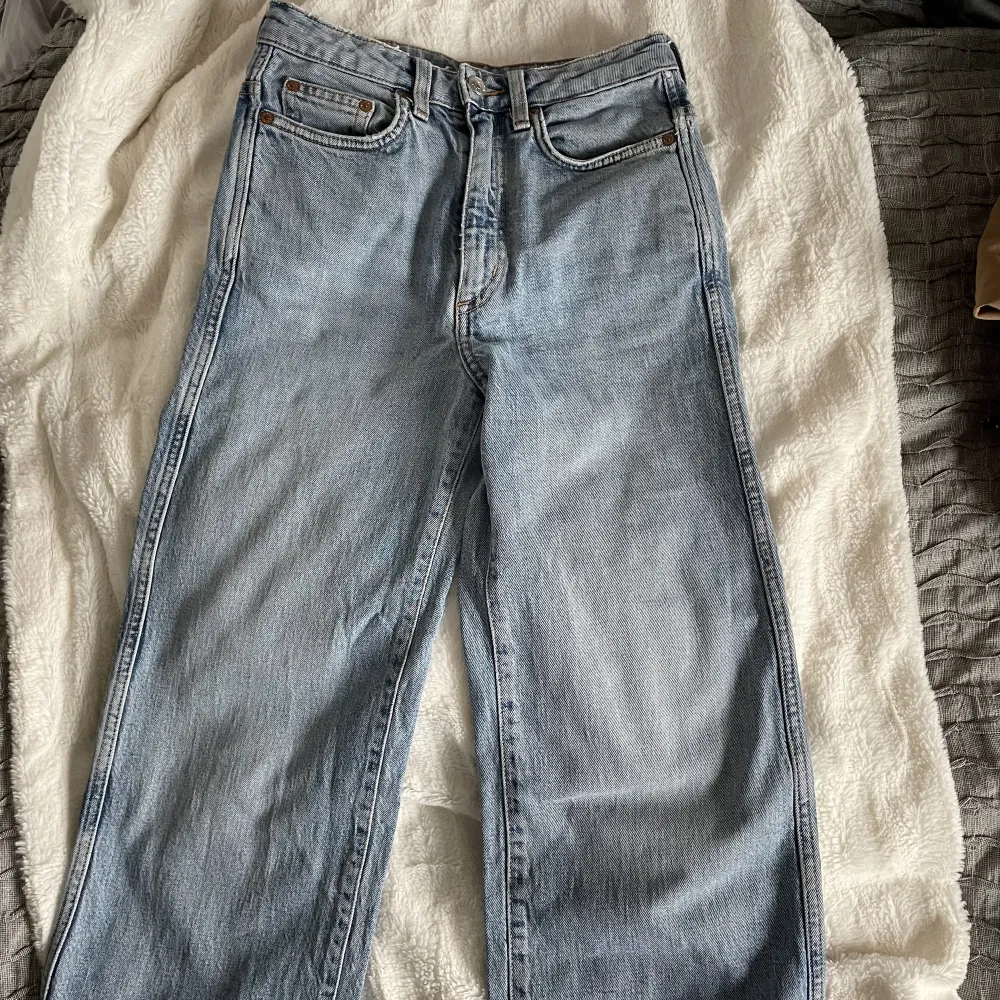 Jeans från weekday. Lite korta på mig som är 163 cm. Skicka gärna för frågor eller fler bilder! Jättebra skick . Jeans & Byxor.