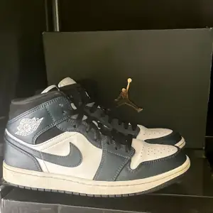 🦋Jordan 1 mid armory navy 🦋🔥Storlek 42,5 🔥⭐️Bra skick ⭐️🍀Skickar gärna fler bilder eller svarar på frågor 🍀💯Äkta 💯🥥Originalboxen tillkommer 🥥🌸Pris kan diskuteras vid snabb affär 🌸