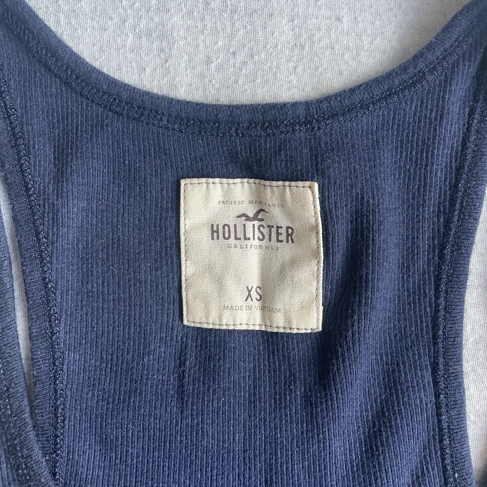 marinblå ribbad linne från Hollister. köpt för flera år sedan, i bra skick.. Toppar.