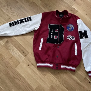 BoohooMAN Jacka - Säljer en riktig fin boohooMAN jacka för ett bra pris. Jackan är oanvänd. Priset går att diskuteras vid snabb affär.  