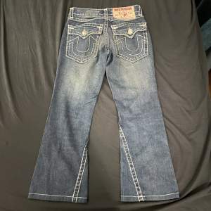 Snygga true religion jeans som är köpte secondhand, lite stygn som har låtsnat. Storlek i w28: innerben: 70cm. Midja rakt över: 37cm. Hör av dig vid frågor 