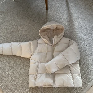 Vit glansig pufferjacket - Eggshell-vit dunjacka från hm. Glansig och puffig. Från H&M i storlek M,  DMa vid frågor :) 