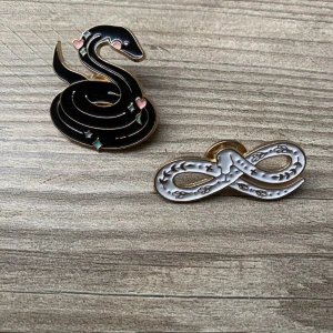 Orm Pins - Två jätte fina orm pins! Säljer dom separat för 15kr ^^