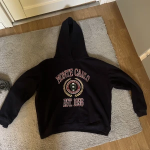 Hoodie från hm - Säljer denna jätte sköna hoodie från hm💕 coolt tryck och jätte mysig nu till hösten och vintern💕 knappt använd