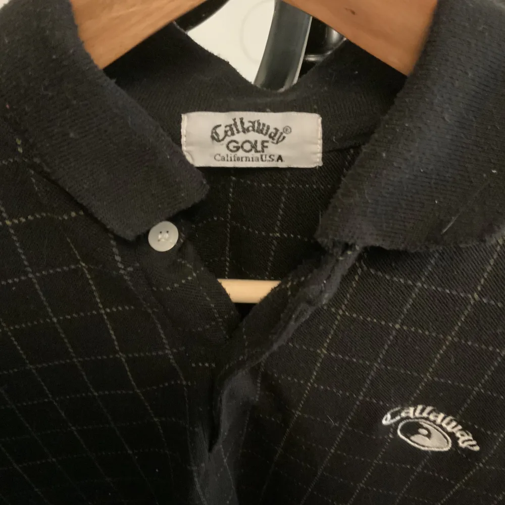 Svart Callaway tröja i mjukt material och sparsamt använd. Storlek L men passar även M.. Tröjor & Koftor.