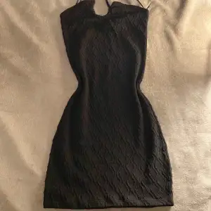 Jättefin svart klänning från hm🫶🏽+aldrig använd 