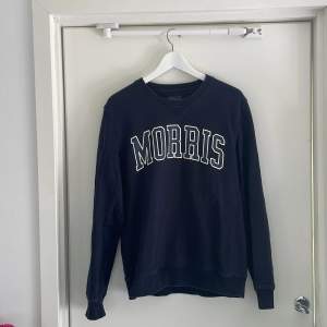 En Morris tröja i fint skick. Använd fåtal gånger och säljer för att den är för liten. Den är storlek m men passar även storlek s.