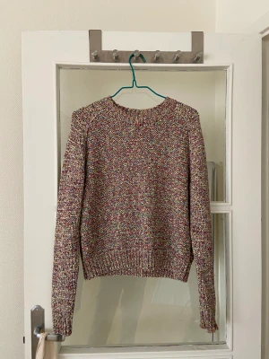 Stickad tröja  - Stickad tröja i massa olika färger som bildar coolt mönster från COS