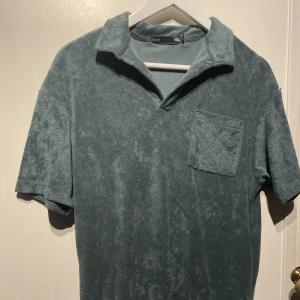 Piké Tröja i frotté - Jätte skön piké tröja i materialet frotté. Vid minsta intresse eller frågor så är det bara att skriva.. Den är storlek S men passar M eftersom den är lite stor i storleken. Om du skulle behöva mer bilder tveka inte på att skriva👨‍🎨💰 -priset är inte fast