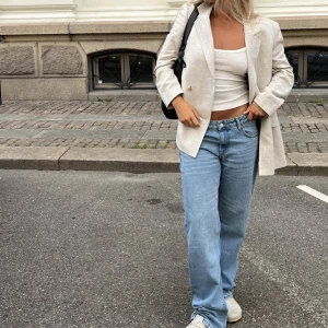 Nelly Low Waist Straight Jeans  - Nya jeans från Nelly. Low waist straight leg i färgen denim blå. Säljer då de är lite för små för mig tyvärr, skulle bytt till en större storlek, så de är aldrig använda bara prövade💕 Nypris 599kr Strl 34, jag är ca 168cm Första bilden är från hemsidan