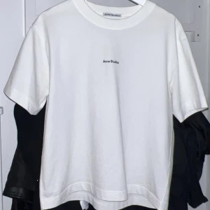 Acne logo t-shirt - Säljer min acne t-shirt i storlek S då jag endast använt den en gång och den annars bara hänger i garderoben. Köpte den i butik i Sthlm för 2300kr och säljer nu för 1500kr. Passar både kvinna och man skulle jag säga!