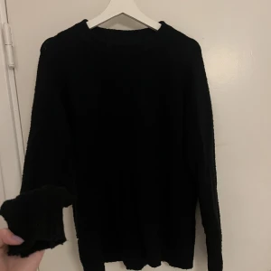 Svart stickad tröja  - Fin stickad svart tröja. Perfekt till hösten 💓