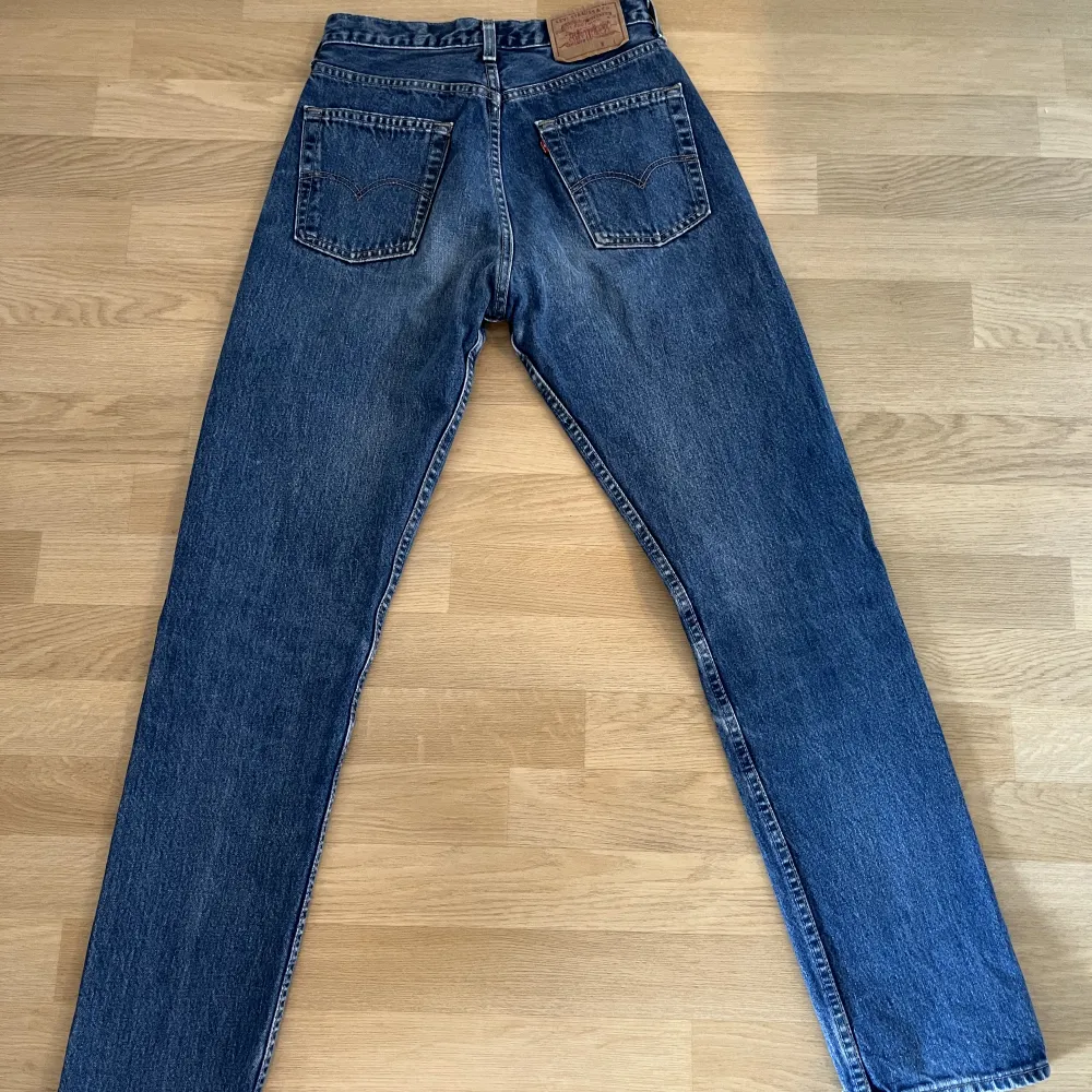 Levi’s 510 raka jeans, storlek W30L34. De är köpta för länge sen så tecken på andväning finns men de är hela. De är uppklippta ca 4 cm vid foten på båda sidor.. Jeans & Byxor.