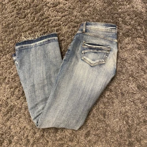 Butcut jeans  - Skit snygga butcut jeans i Stolek xs/s skulle Järna behålla en av mina fack jeans men börjar bli på gränsen för korta. Skulle säga att dom passar perfekt för någon runt 164-165