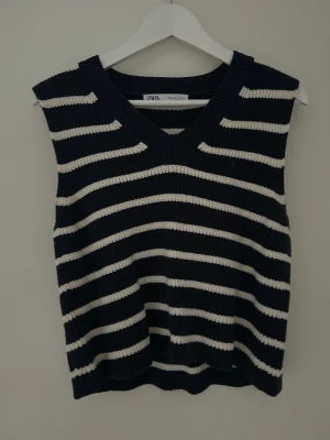 Vitblårandig topp/väst  - Supersöt topp från Zara! Använd Max 1 gång. Strlk S💙