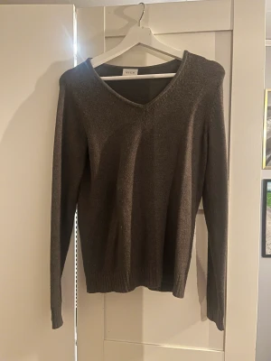 Vringad stickad tröja  - Super super skön och grön stickad tröja från VILA men brunt💚 kan fraktas men då står köparen för frakt!