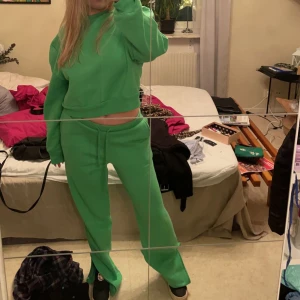Mjukis set Josefine HJ x NA-KD  - Säljer mitt gröna mjukis set från NA-KD då jag tröttnat på det, 200kr❣️