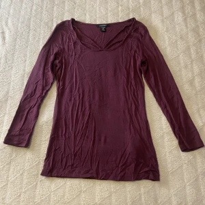Fin topp ❣️ - Fin vinröd uringad topp med detaljer där framme, fint skick, storlek XS men är stretchig! <3 DM vid frågor osv! 