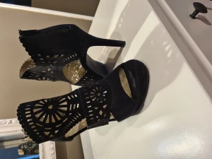 Skor - Skor från bullboxer. Använda 1 gång. Tyvärr fått en liten skada nere på ena klacken( se bild). Men inget som påverkar skornas utseende