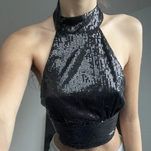 Fest topp - Fin fest topp, använd en gång💞 glömde knäppa den runt halsen där bak, därför ser den lite konstig ut💞 Knyte runt midjan