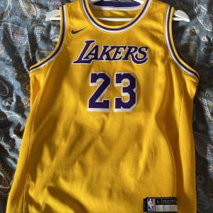 Basketlinnen La Lakers med Lebron James på ryggen. Köpt i los angeles 2018. Aldrig använd. L i barn som motsvarar S. 