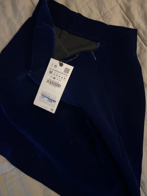 Kjol  - Har denna fina kjol från zara aldrig använts och är st M. Har storlek s och den passar lite stor🤍💕 