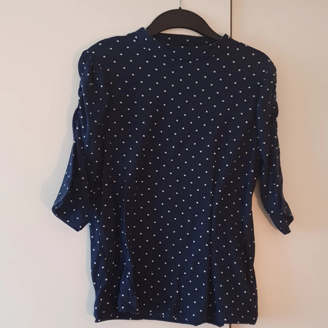 Prickig marinblå topp m