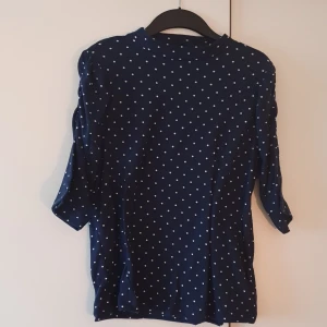 Prickig marinblå topp m  - Prickig marinblå topp oanvänd/nyskick storlek Medium  Pris 180kr 