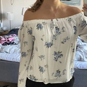 Blus från Hollister - Jättefin blåblommig vit blus från hollister i storlek S! Går att ha både som offsholder och utan💖