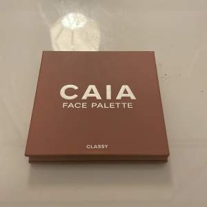 Säljer Caia classy palette som är väldigt bra skick. Använt några gånger men är väldigt mycket prudukt kvar💗priset går att diskutera💗