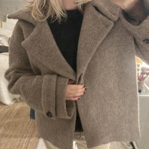 Arket kappa - Säljer min älskade älskade arket kappa! Så fint skick och inga defekter! Går inte att fö tag på färgen längre och den har perfekta passformen! Skulle säga att den passar allt från s-L beroende på hur man vill att den sitter! Jag brukar ha S/M för referens