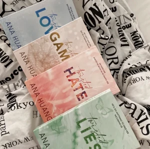 Twisted series - Säljer den bästa serien jag nånsin läst fr!! Så jävlaaaa bra skrivna böcker som lever upp till hypen!! Mitt pris för hela serien 500kr(Köpta för: 840kr)