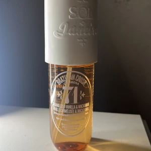 Sol the Janeiro mist 71 - Säljer min sol the Janeiro body mist 90 ml. Har inte använt allt mycket. Köpt på kicks för 249 kr. Luktar jätte gott. Söt doft med touch av vanilj. Säljer pågrund utav att jag inte tycker den luktar så gott på mig🩷