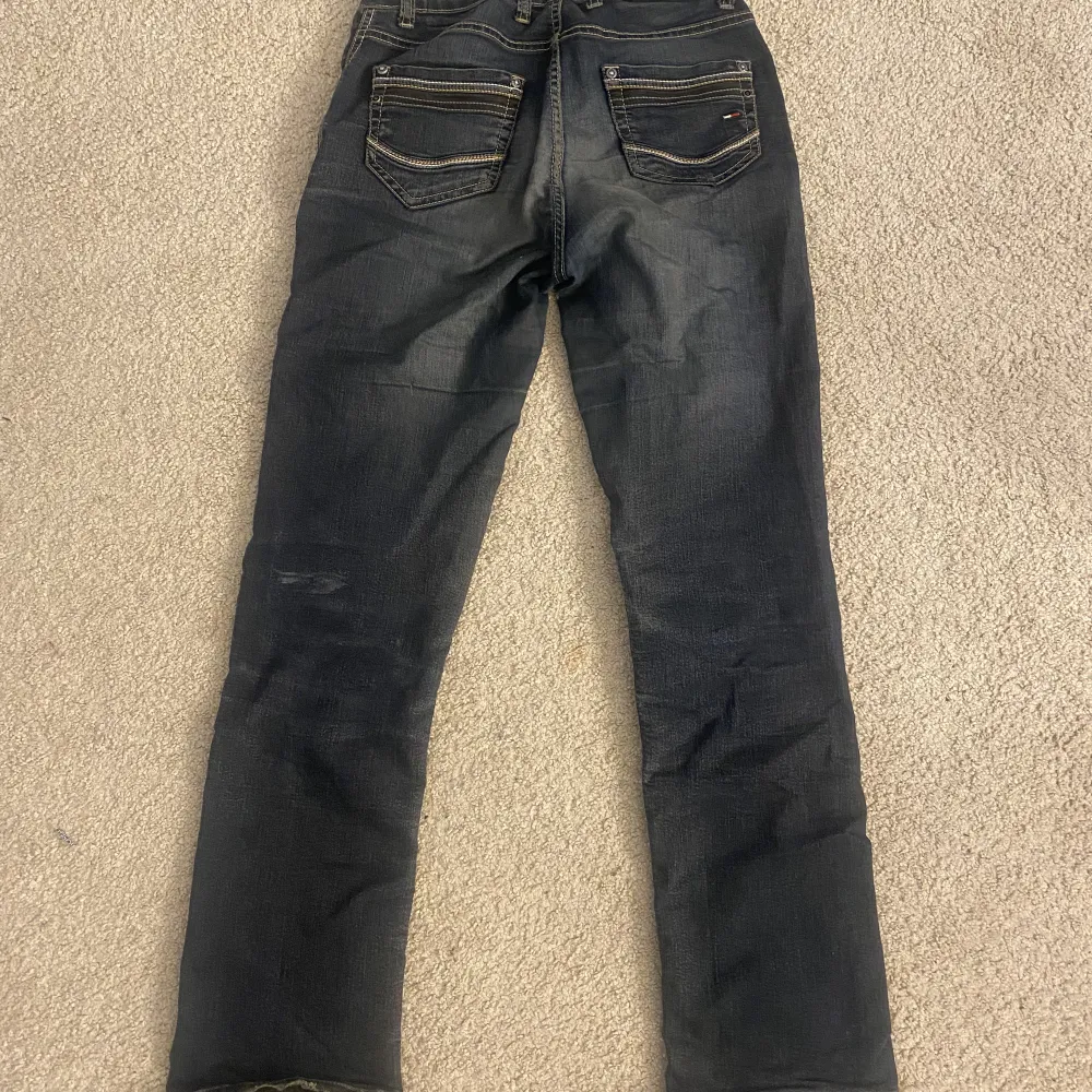 Jättefina lågmidjade jeans från Tommy Hilfiger köpta second hand. Passar S/M. Perfekt i längd på mig som är 165!  Skriv för mer bilder och mått.  Kan mötas upp annars står köparen för frakt! 🥰🥰. Jeans & Byxor.