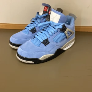 Jordan 4 - Hej! Säljer nu mina Jordan 4 eftersom dem är lite för små! Använda 2 gånger och är i perfekt skick. 