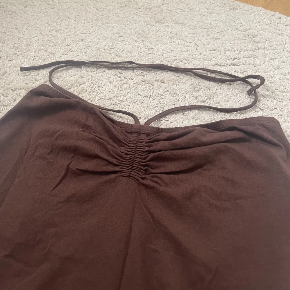 Brun kjol med knytning (knyter upp på höften/runt midjan) - Ordinare från BikBok i storlek L - Använd 1 gång - Köparen står för frakten - Inga returer - Betalning via köp direkt . Kjolar.