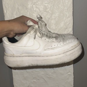 Nike Skor  - Skor Storlek 36,5 Går att tvätta ut och lägga i en ny sula!