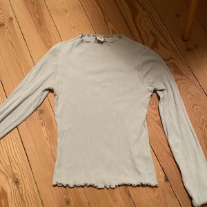 Långärmad tröja - Långärmad blå tröja från Monki. Knappt använd, fläckfri, bra skick, 97% Bomull, 3% Elastan.