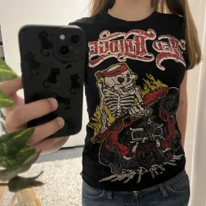 Tshirt - As snygg t-shirt inför halloween! Svart med graphic tryck på skelett från märket ”Red Bridge”! Plagget är i nyskick, vid fler frågor kom privat💓🙏