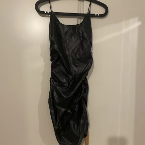 Skinnklänning xS - Helt ny den ser skrynklig ut men den är inte det 
