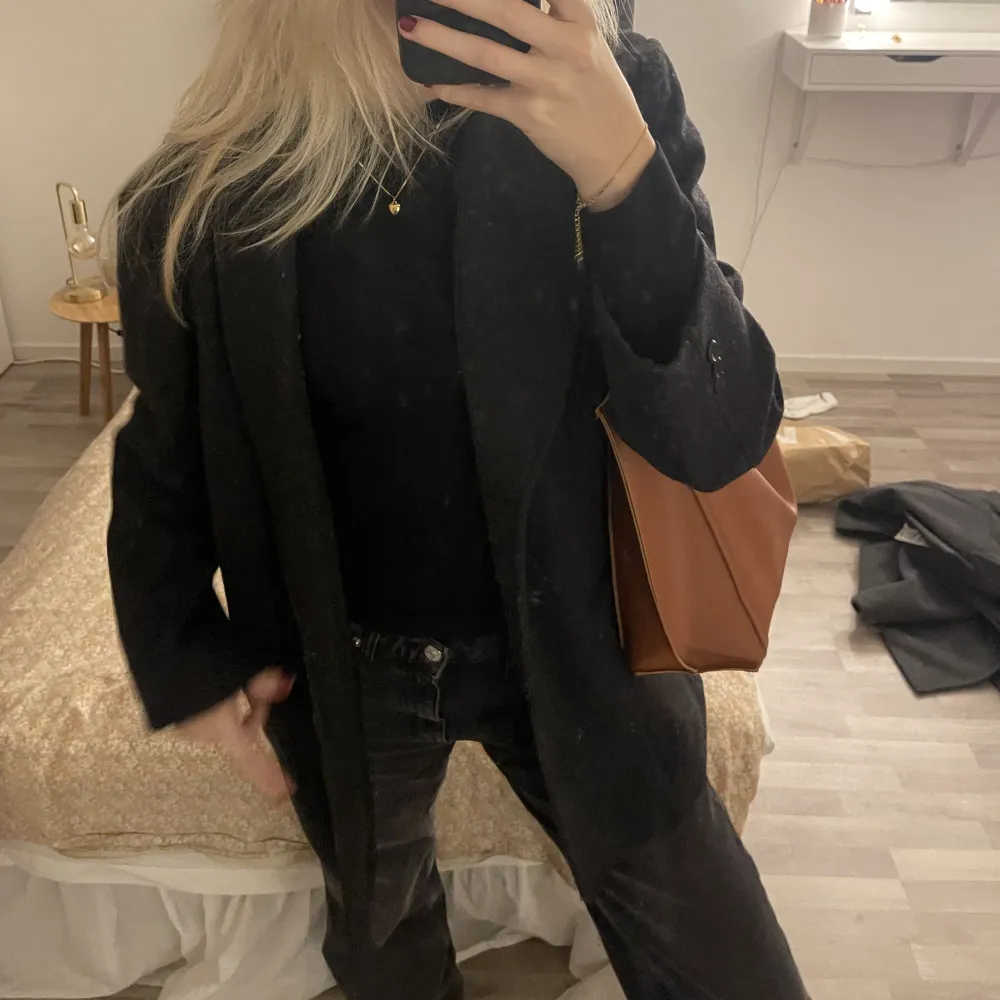 Säljer denna älskade kappan! Köpt secondhand och är nästintill som ny! Tjockt och ordentligt material i bra kvalite, sitter lite oversized på mig som vanligtvis brukar ha S💗. Jackor.