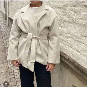 Beig kappa - Så fin!!! Knappt använd, pris kan diskuteras❤️❤️