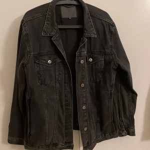 Oversized jeansjacka - Svart/grå oversized jeansjacka i ett nyskick. Snygg nu till höst. 
